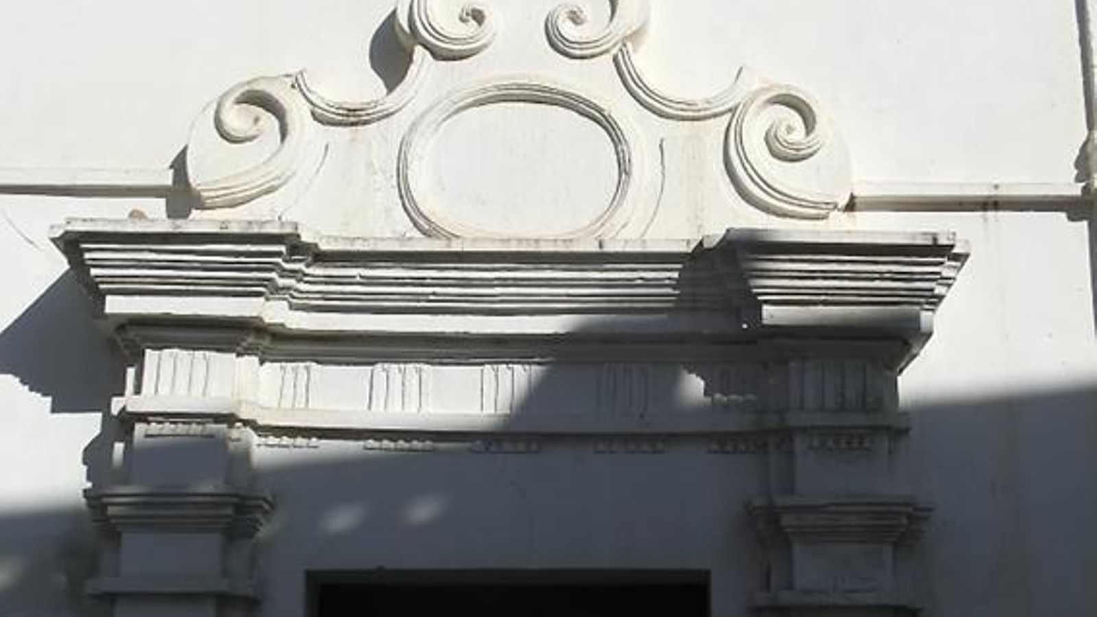 Decoración barroca sobre el acceso.
