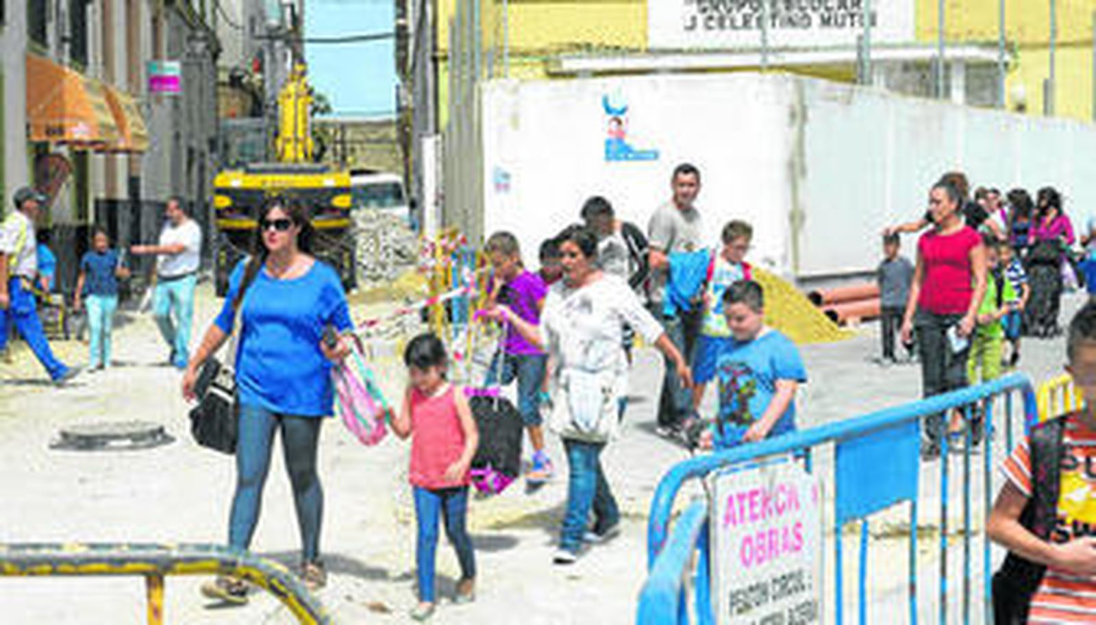Estos días es habitual ver vallas, material de obra y maquinaria en los alrededores del centro educativo.
