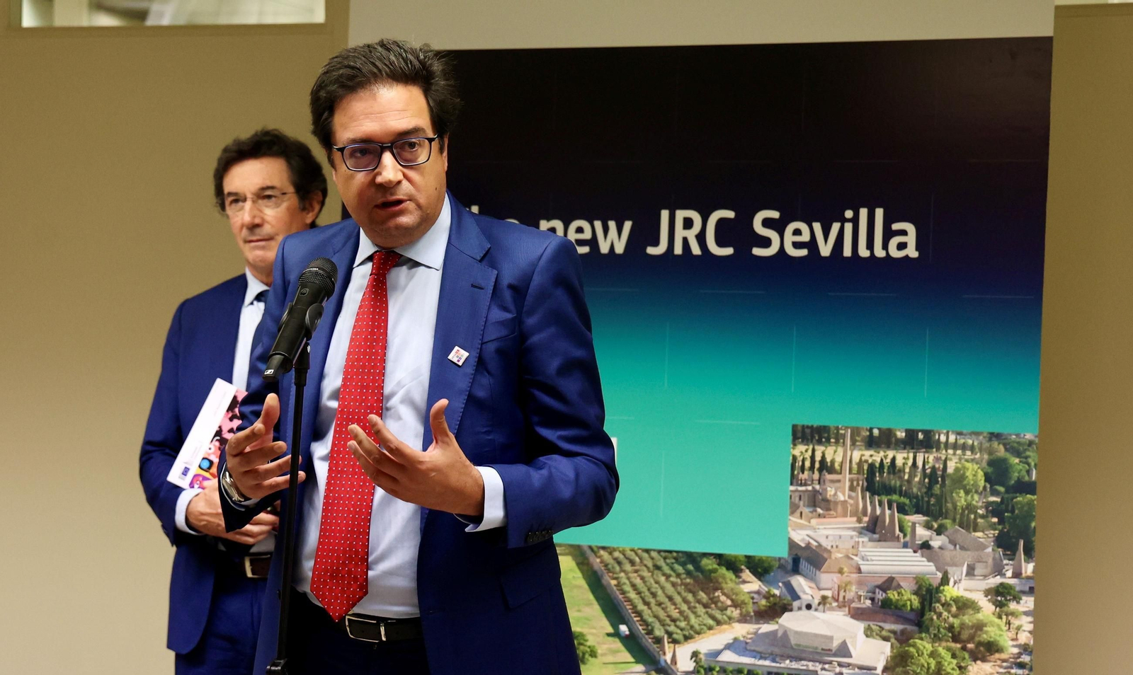 El ministro Óscar López visita el Centro Común de Investigación de la Comisión Europea.