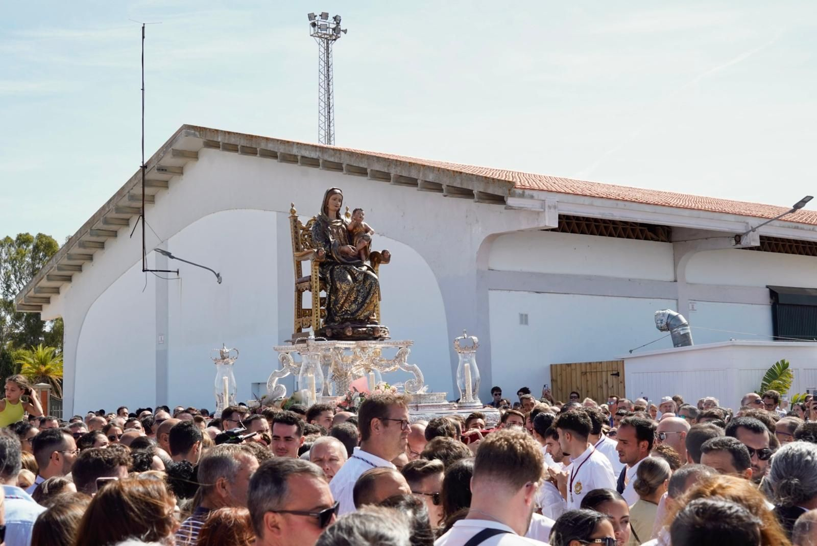 Imágenes del traslado de la Virgen de La Bella hasta el Muelle de Levante este domingo