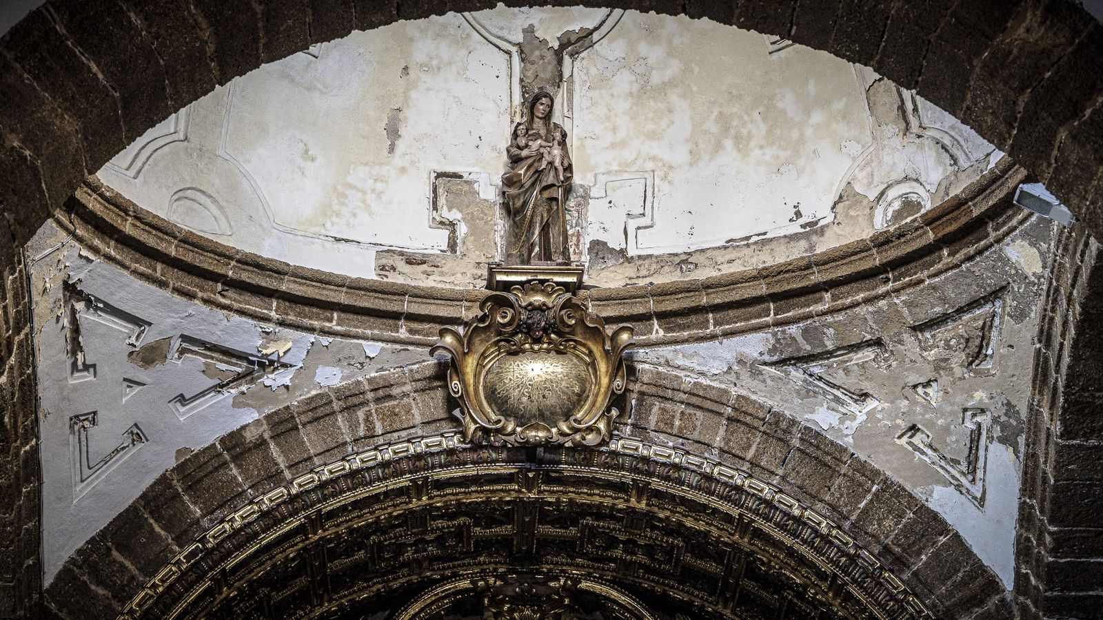 Las imágenes de los efectos de la lluvia en la Parroquia de Santa Cruz (Catedral Vieja) de Cádiz