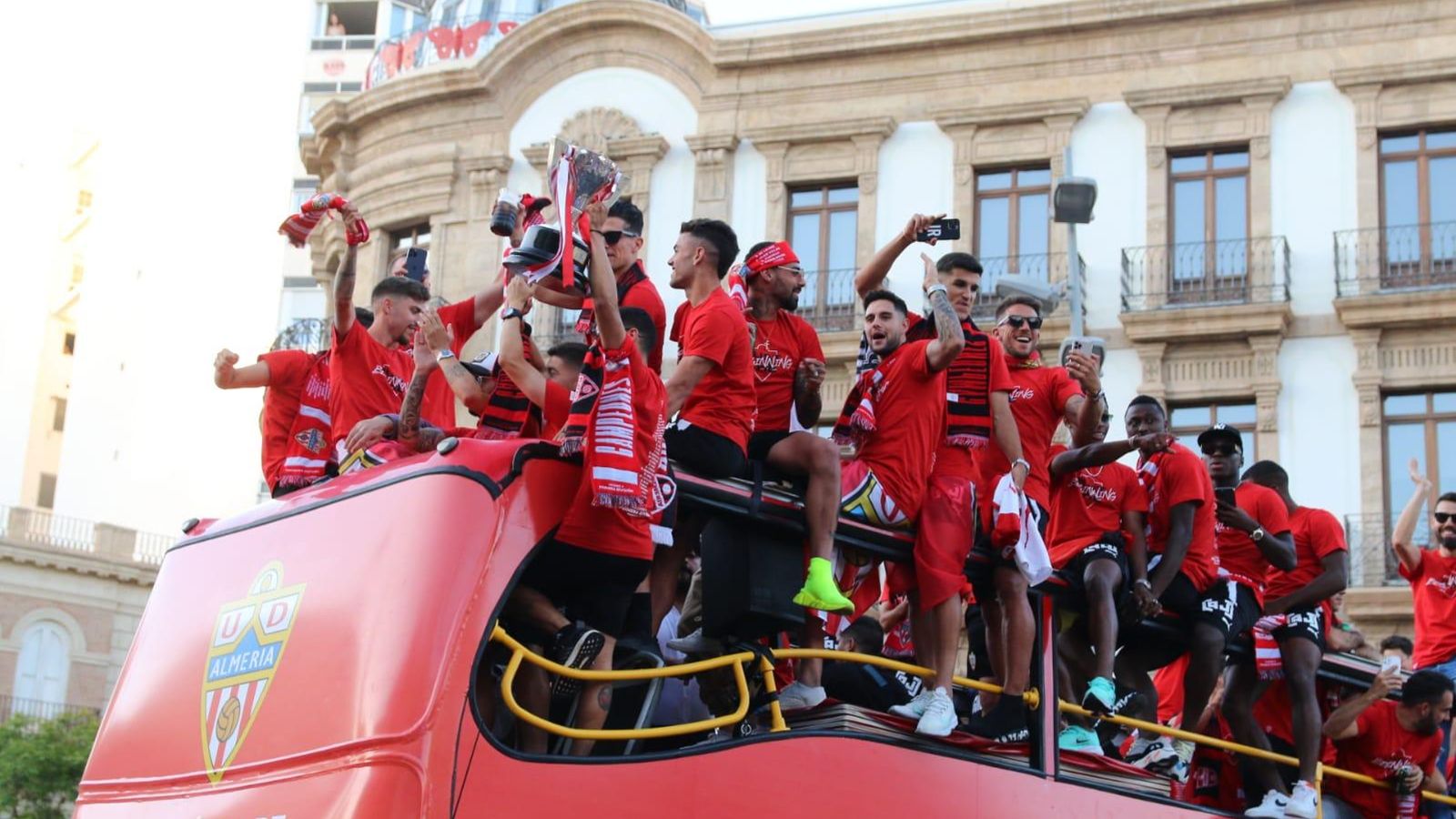 Veinte años después, el cuadro almeriense volvió a celebrar un ascenso en la Puerta Purchena.