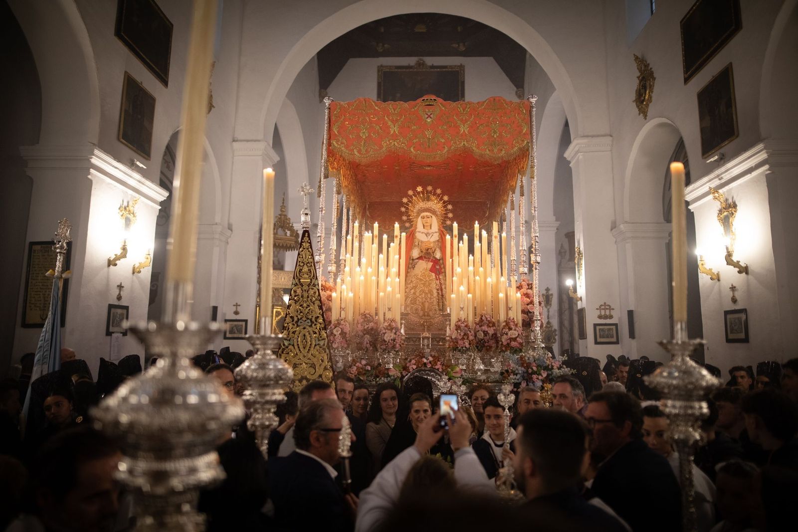 Fotos: La lluvia agudiza el dolor de los granadinos al impedir la salida de Dolores