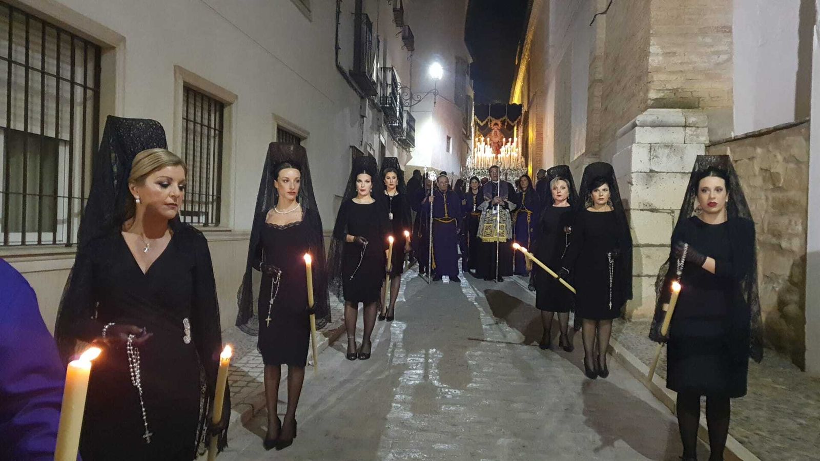 Jueves Santo en Castro del Río: La procesión de la Santa Vera Cruz, en imágenes