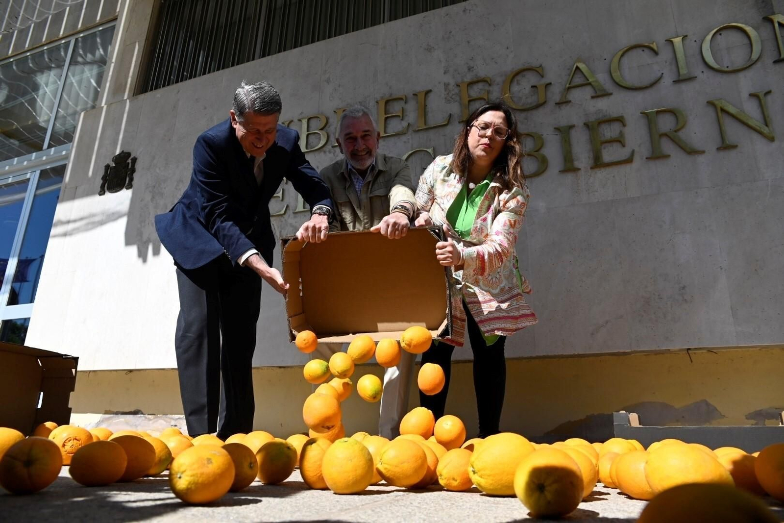 El reparto de naranjas en Córdoba en protesta por la situación del campo, en imágenes El reparto de naranjas en Córdoba en protesta por la situación del campo, en imágenes