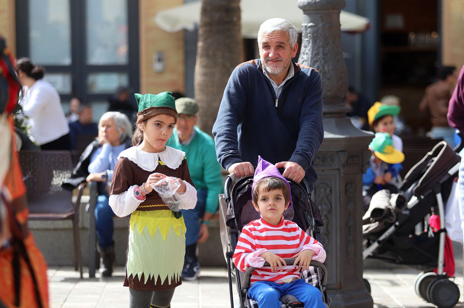 Imágenes del ambiente en la mañana de carnaval en Huelva