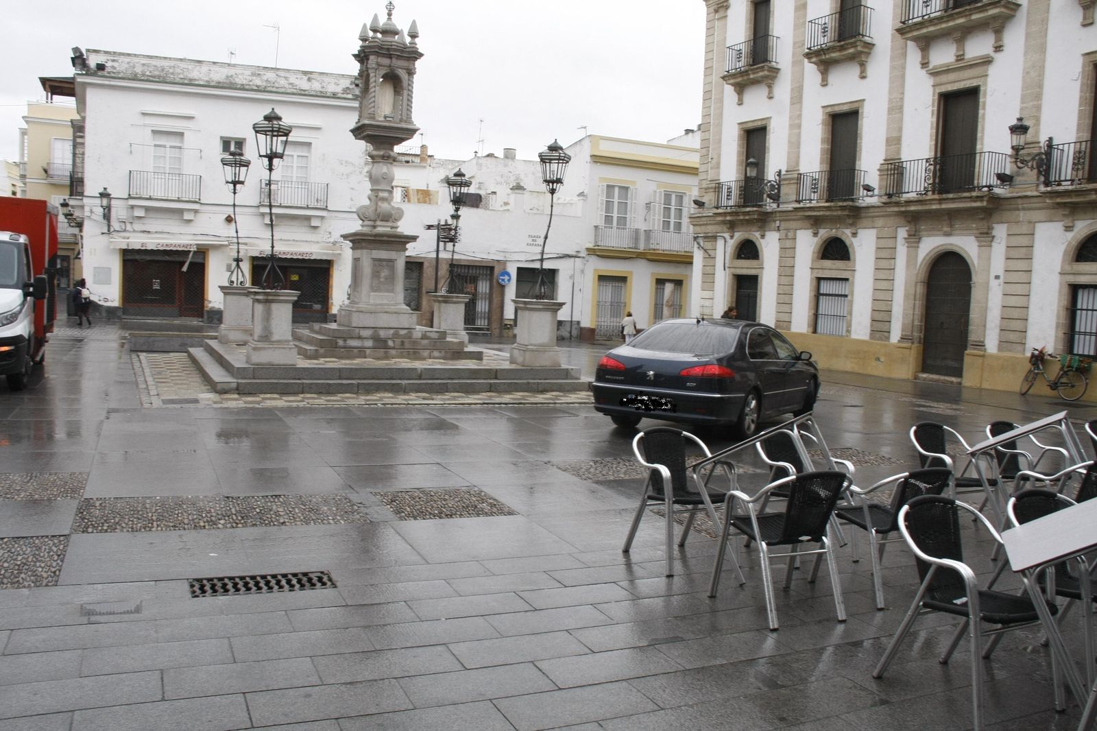 Un camión y un turismo, circulando ayer por la plaza de España, un espacio público supuestamente peatonal.