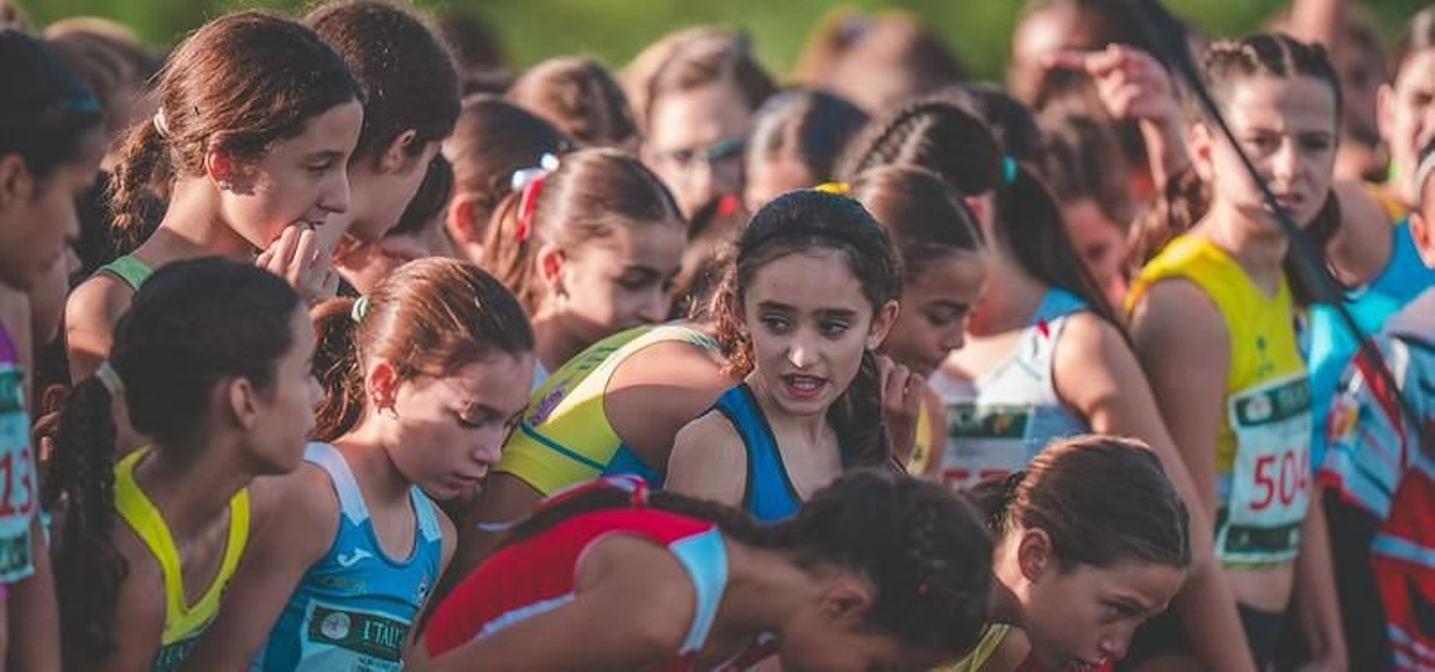 Una imagen de la salida de la carrera sub 12.