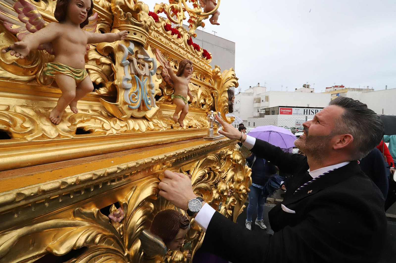 Imágenes de la procesión del Cautivo  bajo la lluvia en Huelva
