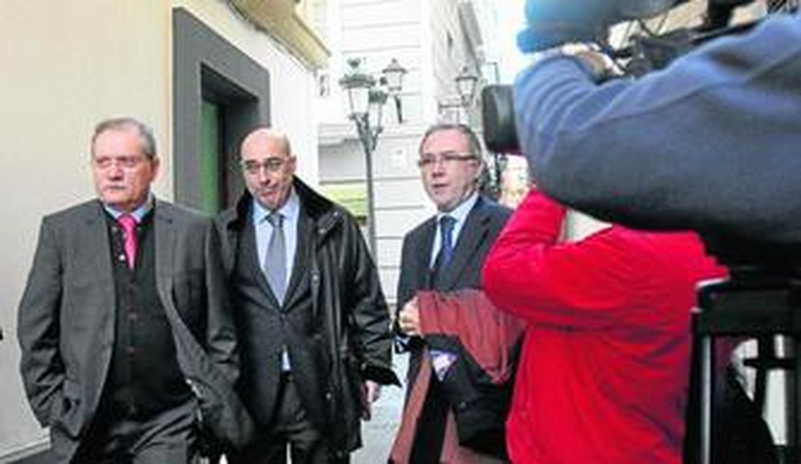 Los administradores concursales del Cádiz, Pedro Pablo Cañadas (i), Pascual Valiente (c) y José Luis Molina, son de alguna manera el centro de atención de todo el lío institucional.