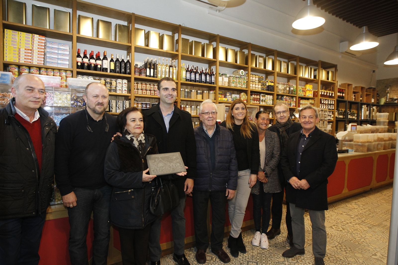 Homenaje a Casa Blanes por sus años de historia.