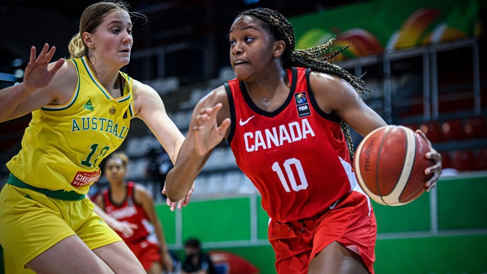 Yvonne Ejim, acción.