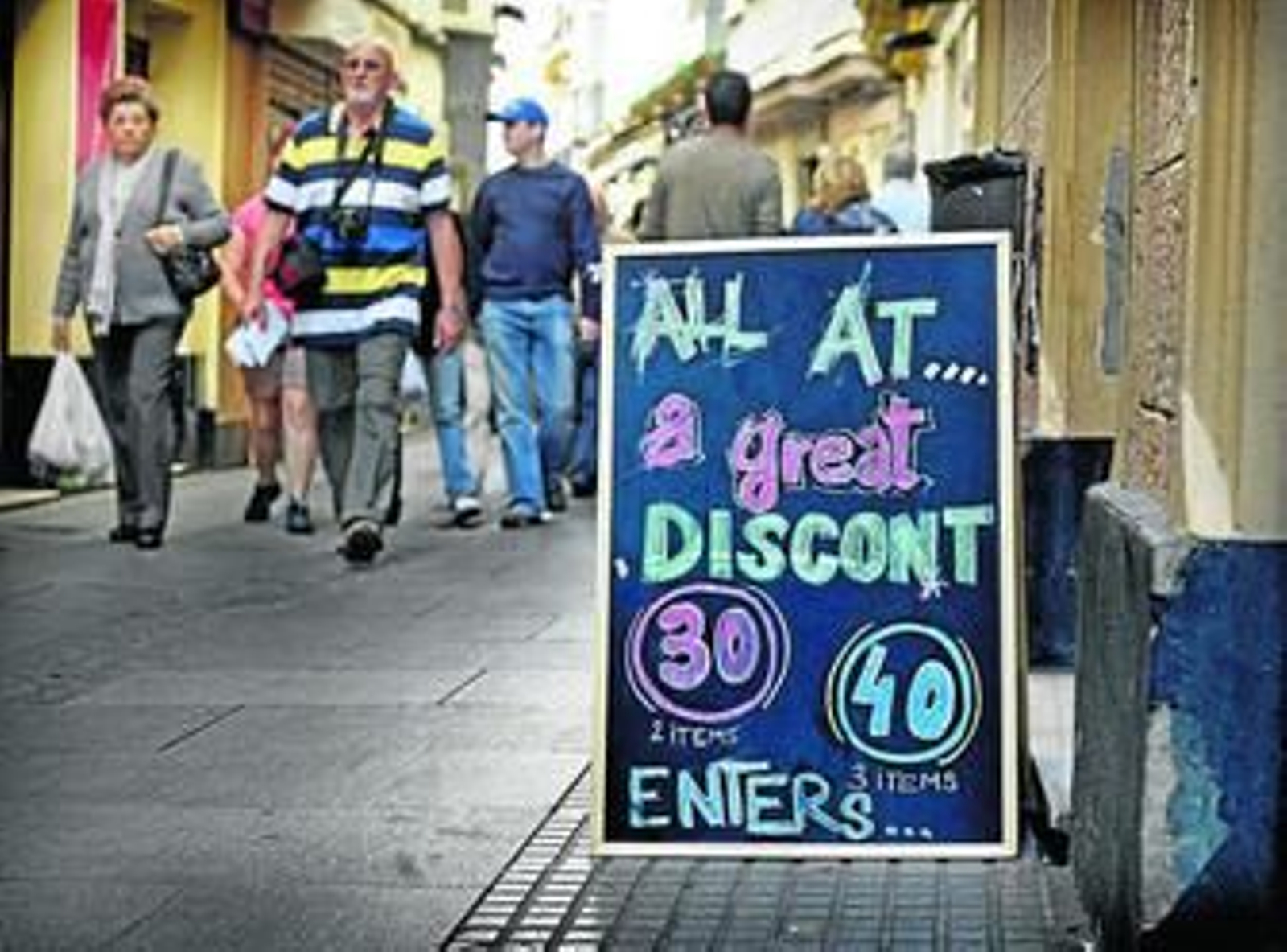 Cruceristas, un mercado potencial para el Starbucks, paseando por el centro de la capital.