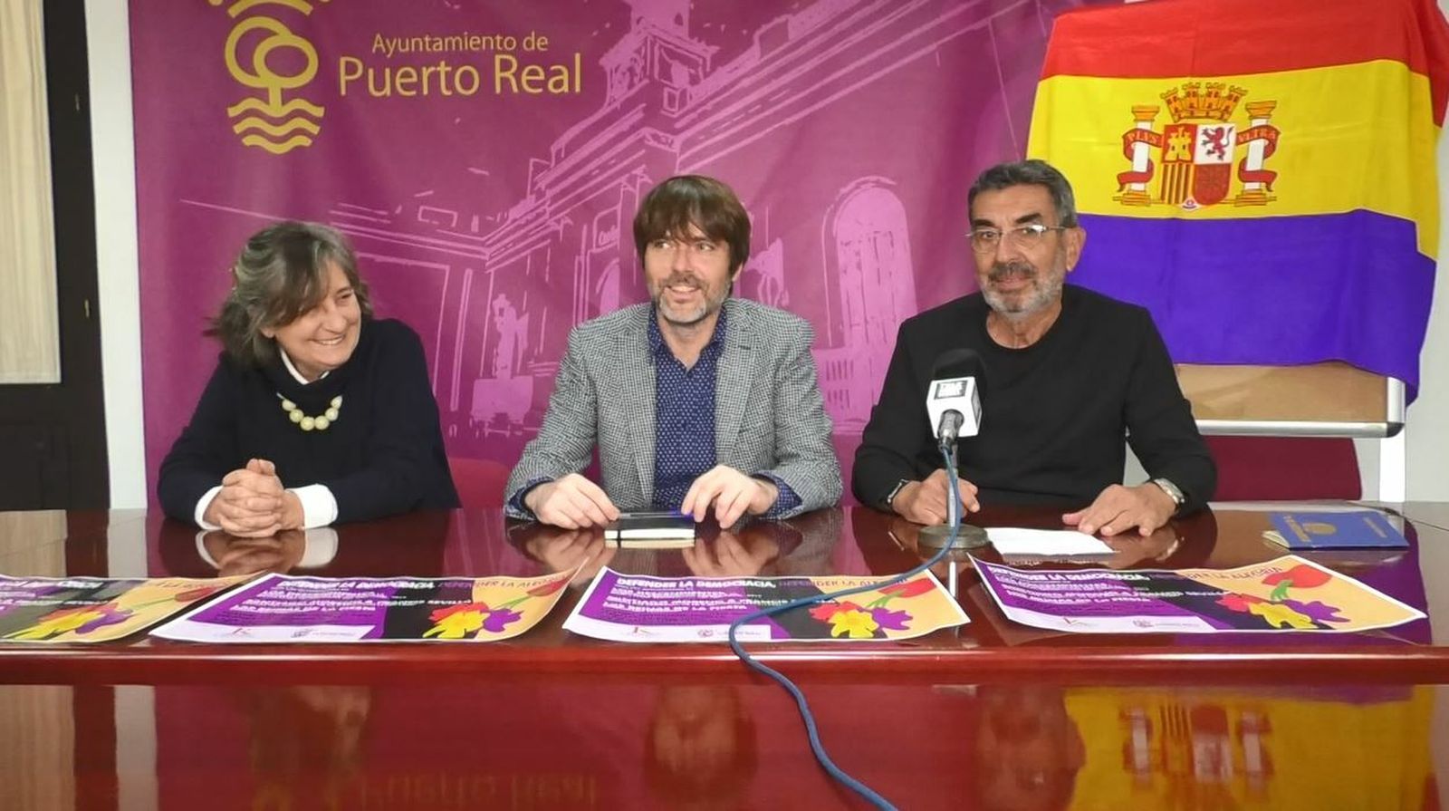 Lola Sanisidro, Alfredo Charques y Pepe Pettenghi, en la presentación del ‘Abril Republicano’