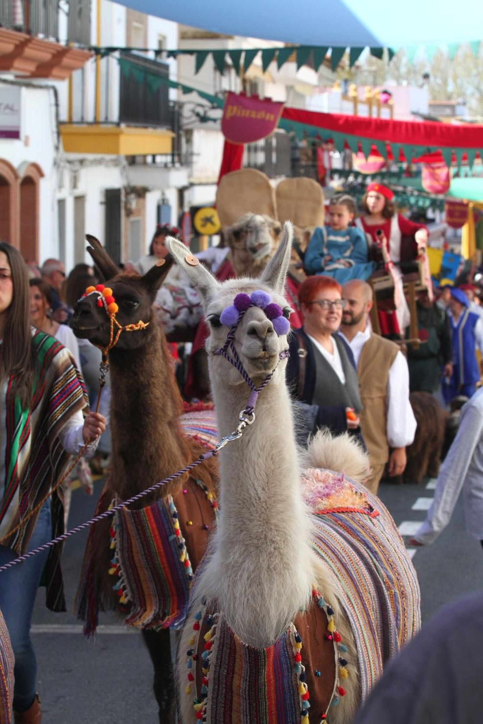 Imágenes del desfile de la XIX Feria Medieval del Descubrimiento, en Palos de la Frontera