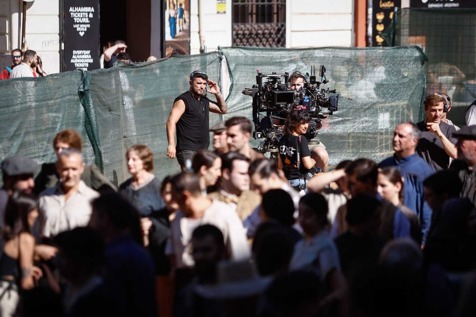 Fotos: así es el rodaje de la película de Los Javis en la plaza de Santa Ana de Granada