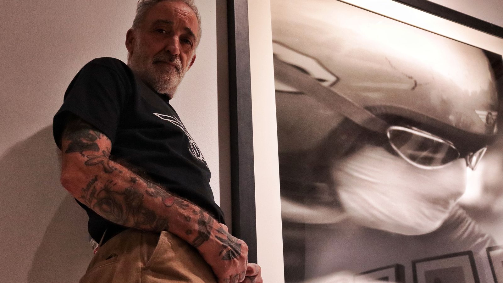 Alberto García-Alix junto a una de las obras de 'Expresionismo Feroz'