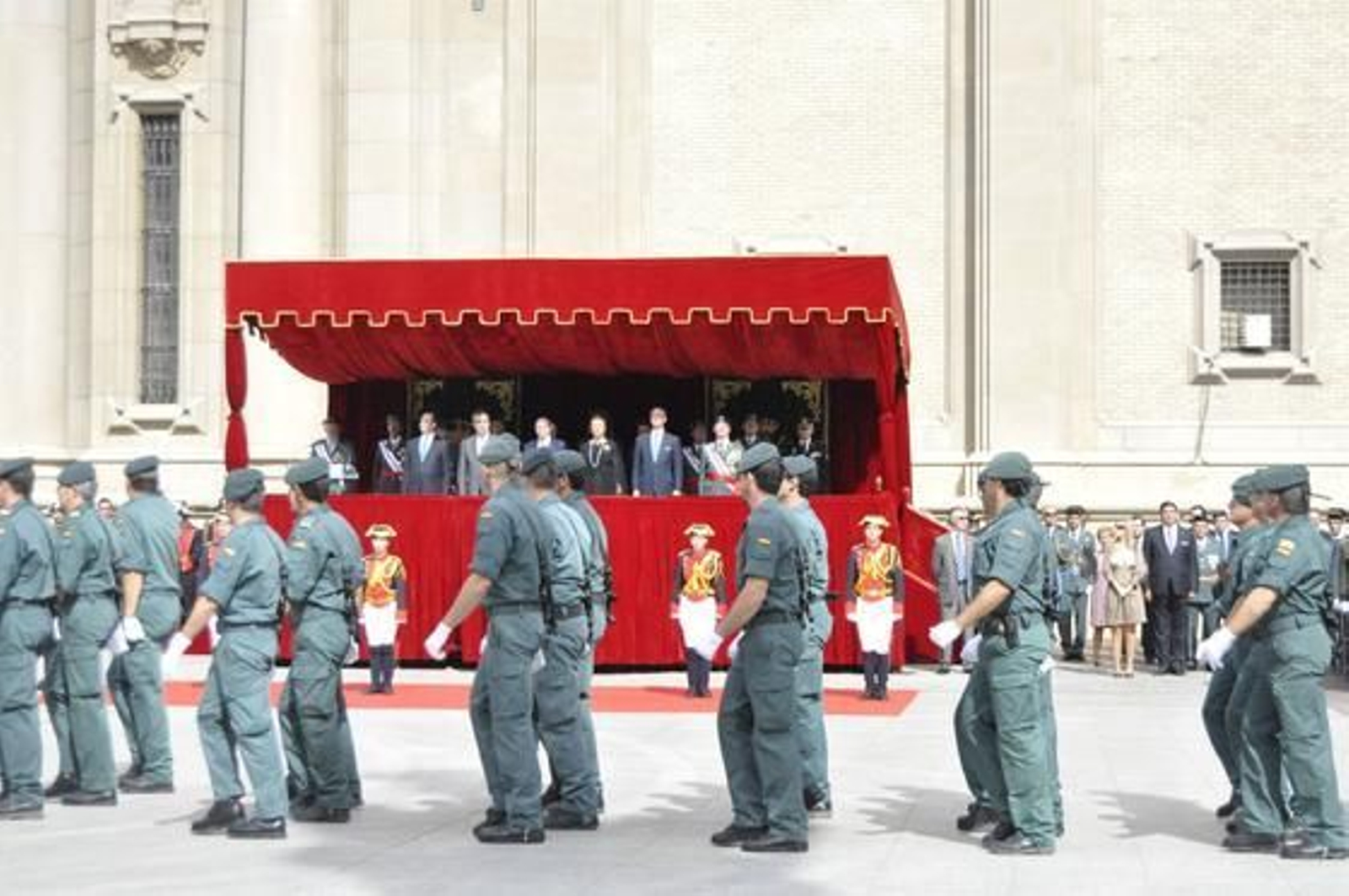 El Rey y la Familia Real presiden el desfile y las celebraciones de la Fiesta Nacional.

Foto: Efe
