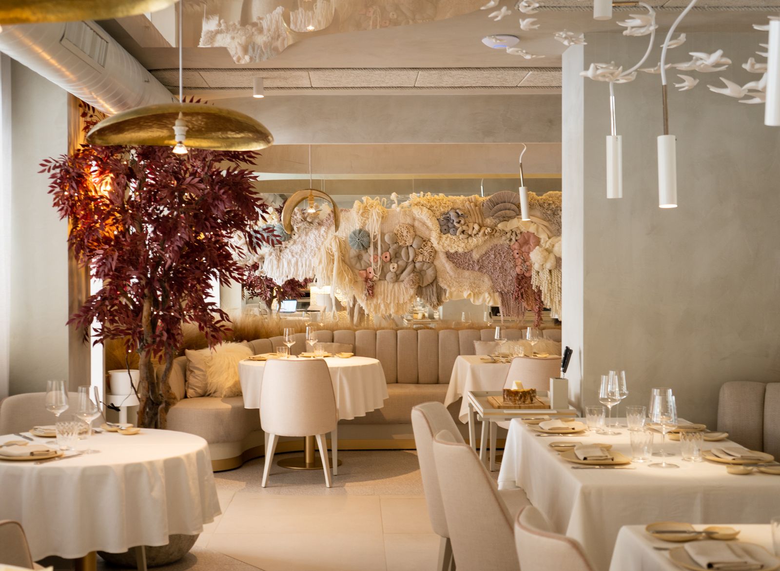 La guía destaca la decoración artesana en telas del restaurante Areia, en Marbella.