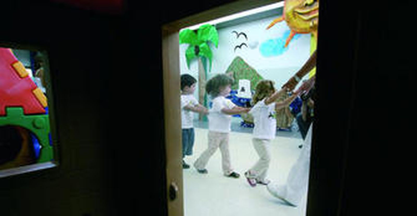 Alumnos guiados por una monitora en una escuela infantil de Málaga.