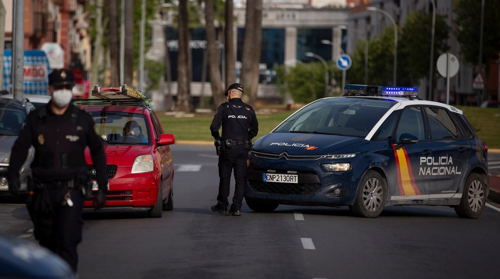 Policías nacionales paran vehículos en Dos Hermanas.