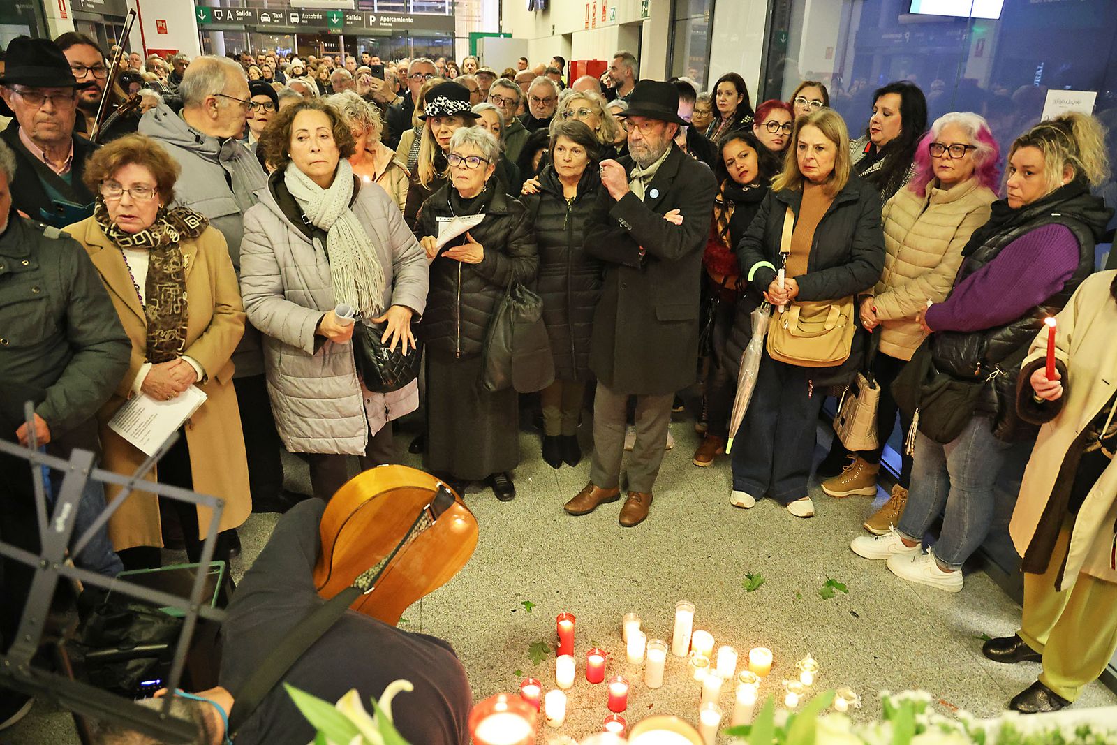 Las fotografías de la vigilia por los fallecidos en el accidente de tren  de Adamuz