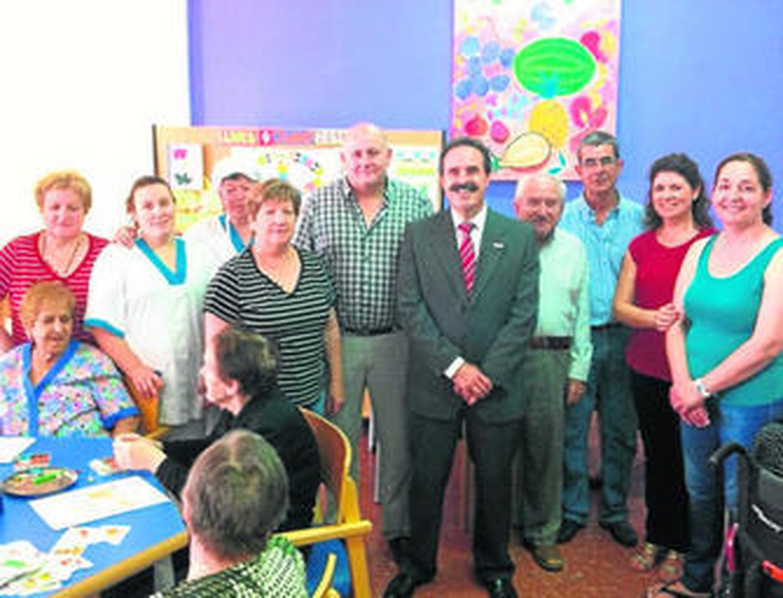 El delegado de Salud, Alfredo Valdivia, durante su visita a Unidad de Estancia Diurna de Padules.