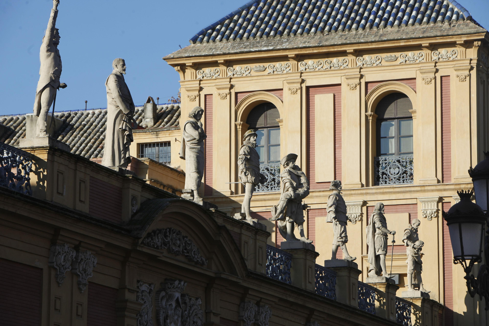 Ocho de los doce sevillanos ilustres, realizados en cemento, que adornan una de las fachadas del Palacio de San Telmo.