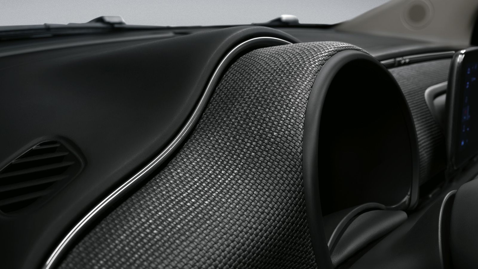 La forma tridimensional de este plástico que recorre el salpicadero permite incrementar la sensación de calidad.