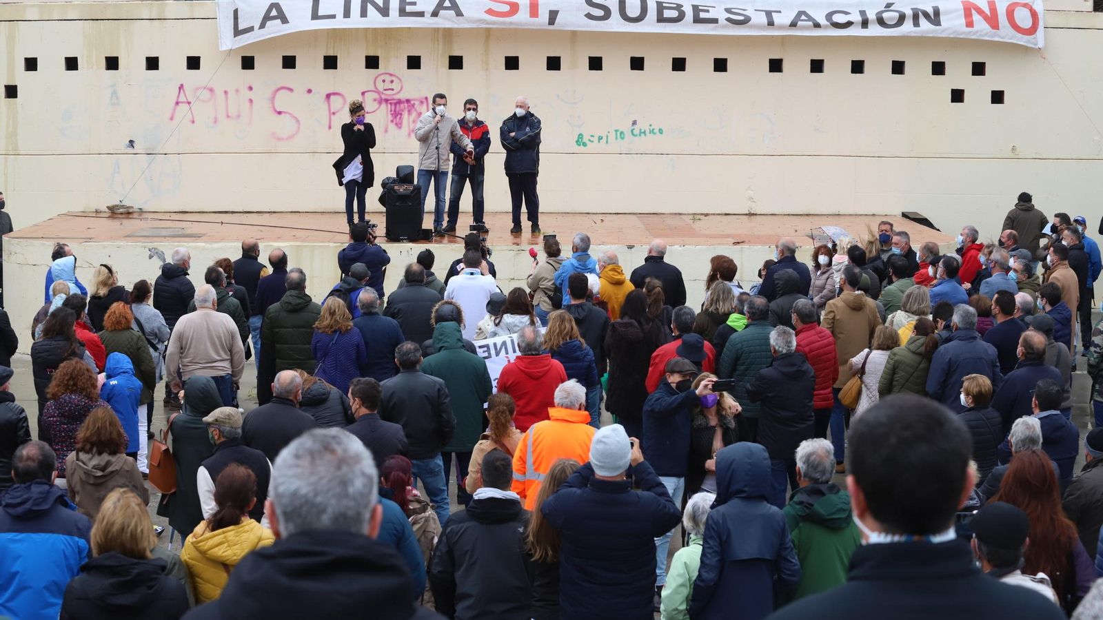 El público sigue las intervenciones de las autoridades linenses.