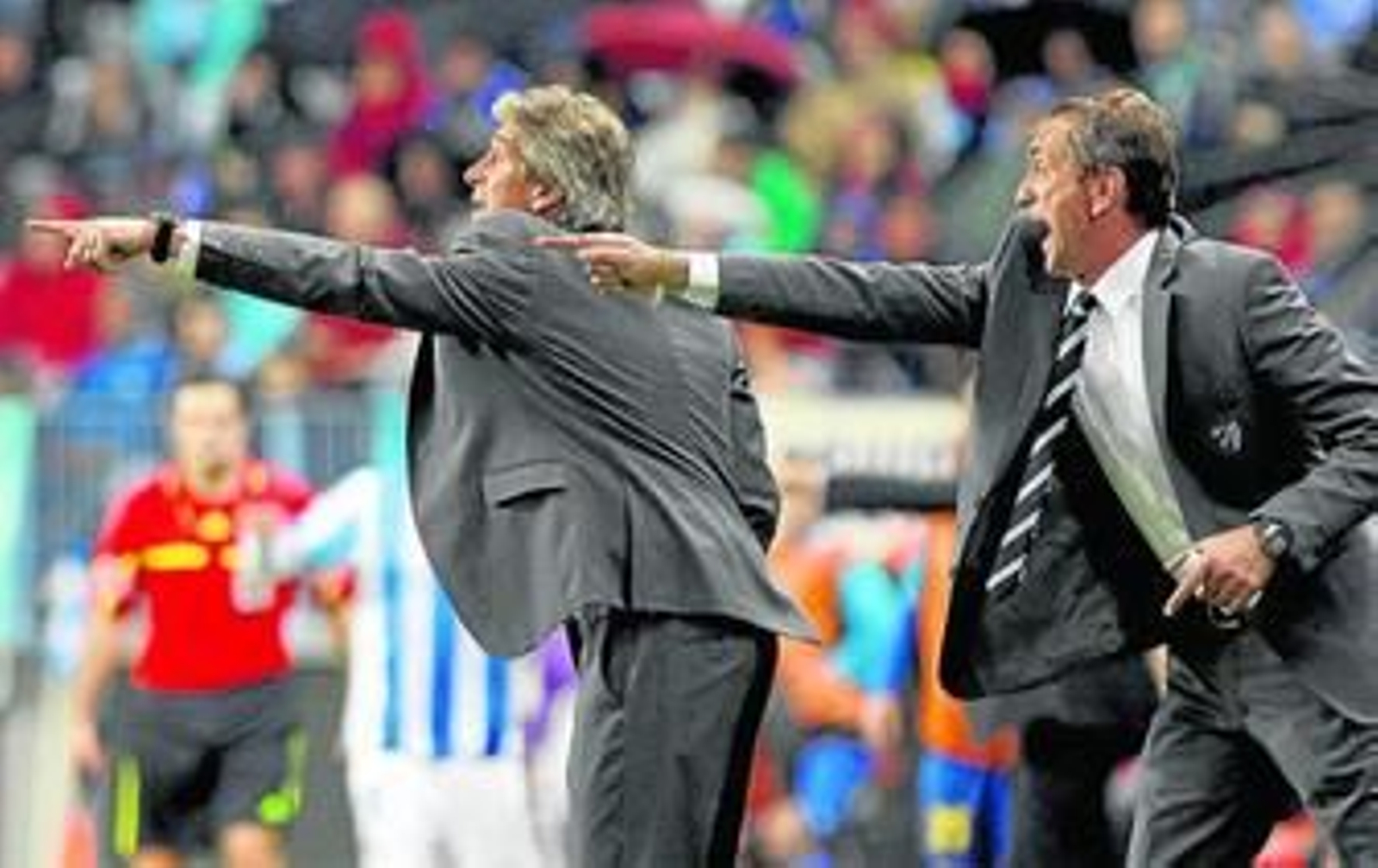 Manuel Pellegrini y su segundo entrenador, Rubén Cousillas, reordenan a los suyos con gestos desesperados.