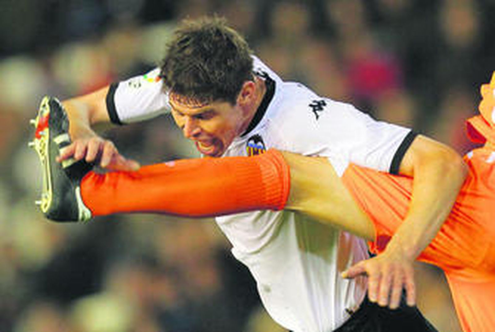 Zigic, topándose con la pierna de un jugador del Xerez.