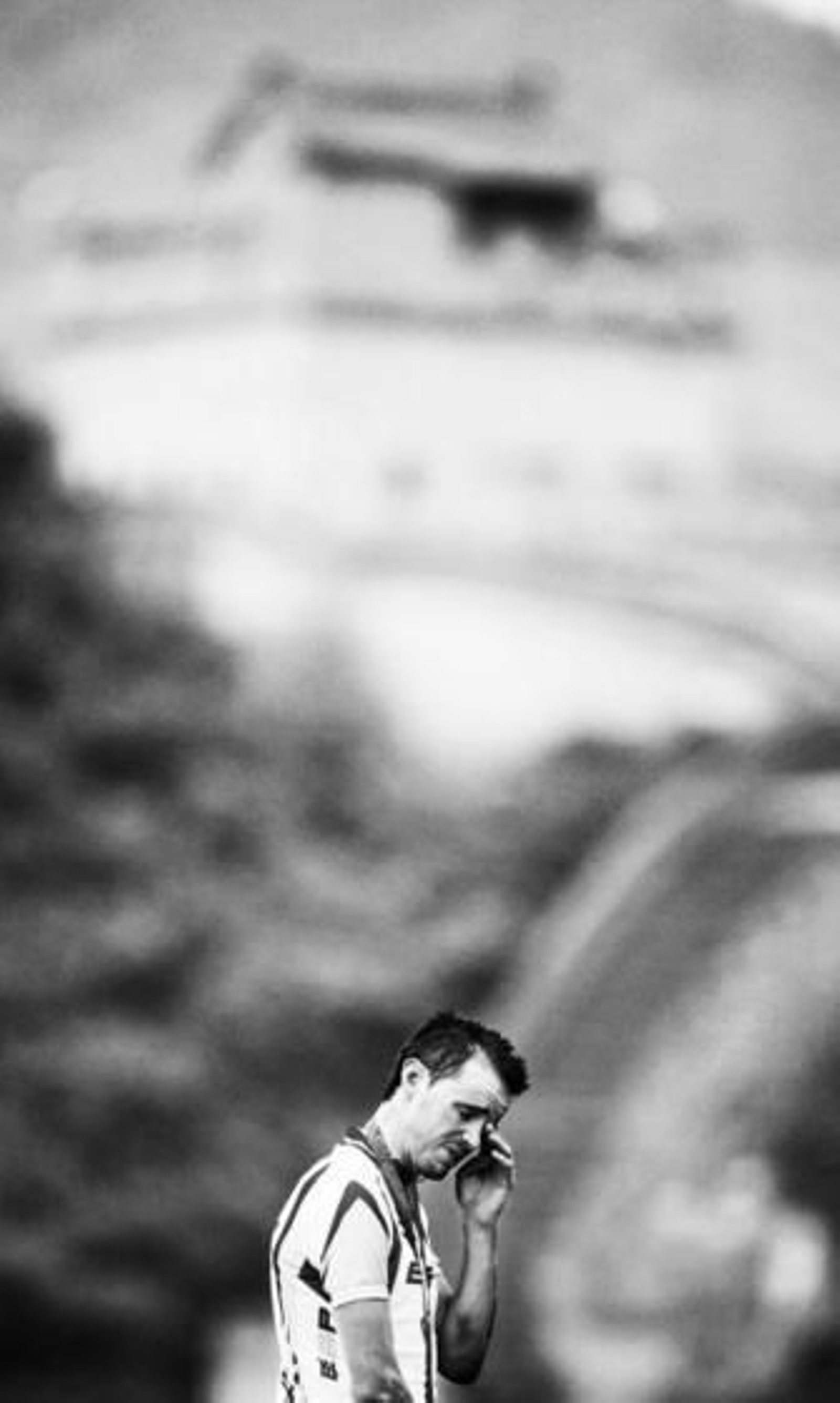 El asturiano Samuel Sánchez, emocionado en el podio con la Gran Muralla china al fondo.