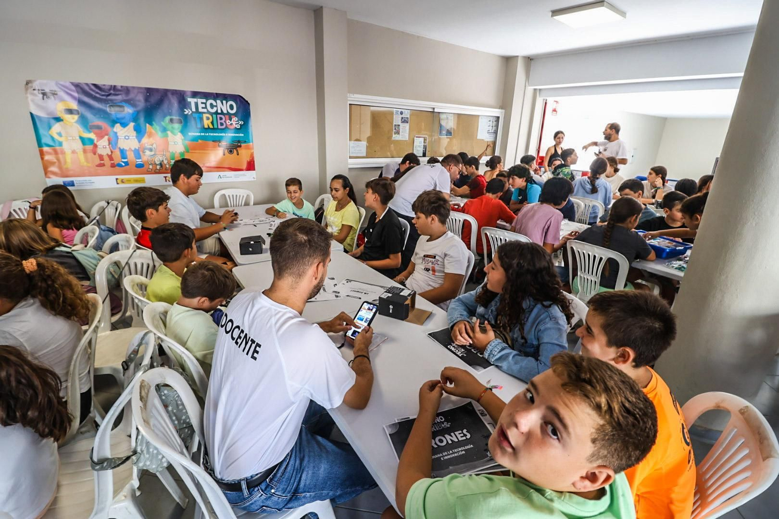 Imágenes del primer campamento Tecnotribu, en el Polideportivo Municipal Diego Lobato