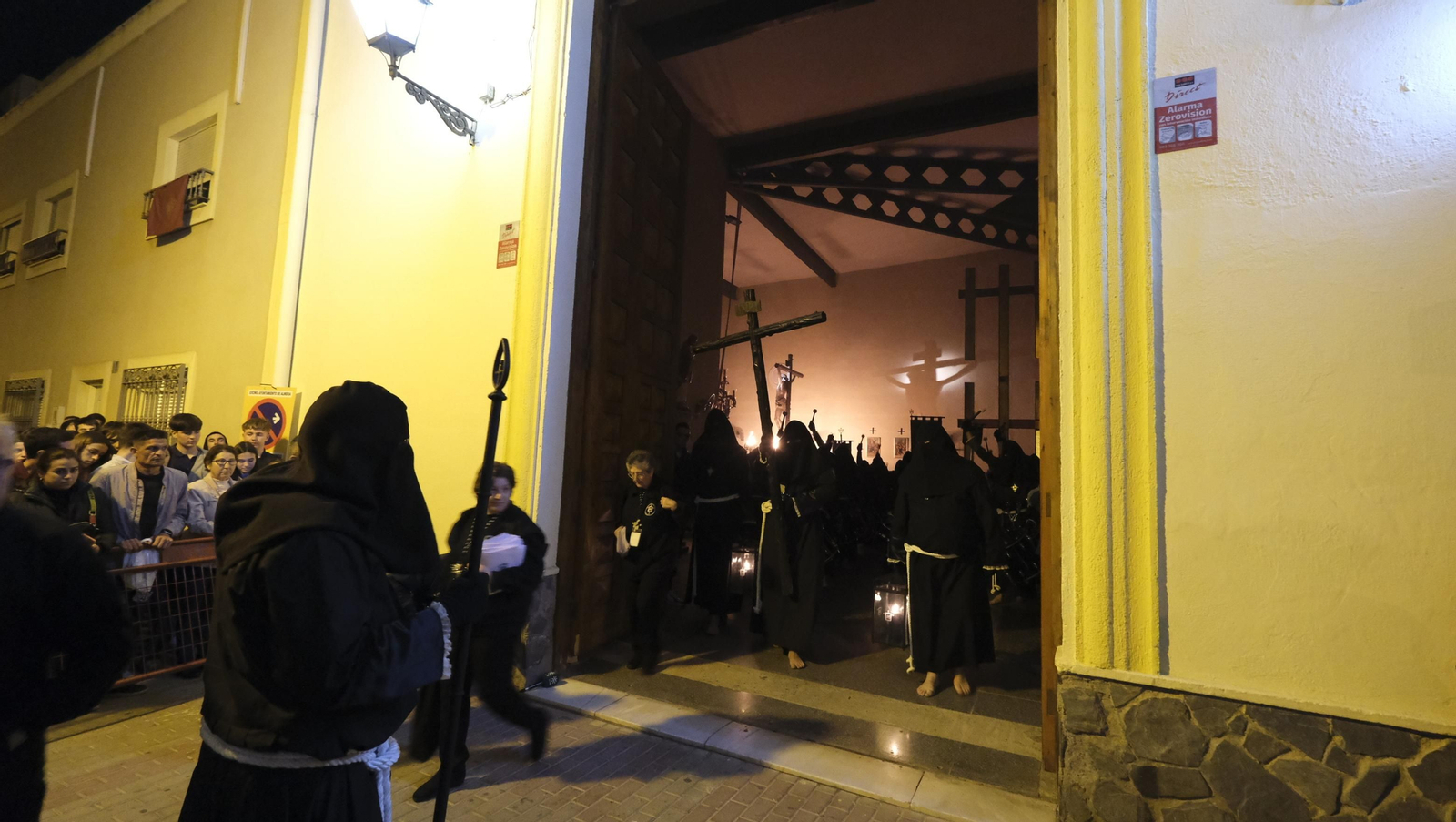 Procesión del Perdón en Almería, en imágenes