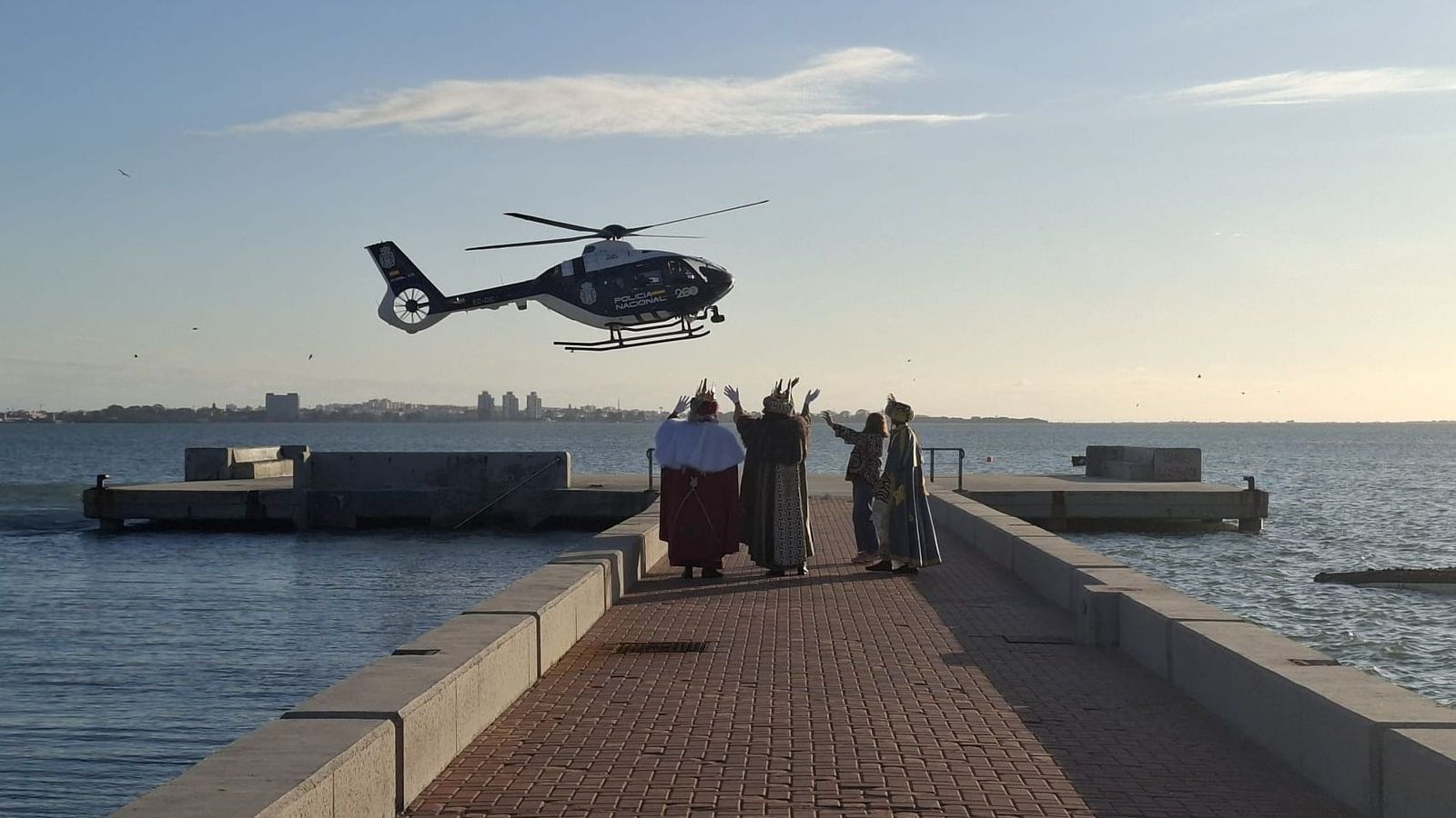 Los Reyes Magos llegaron a Puerto real en helicóptero