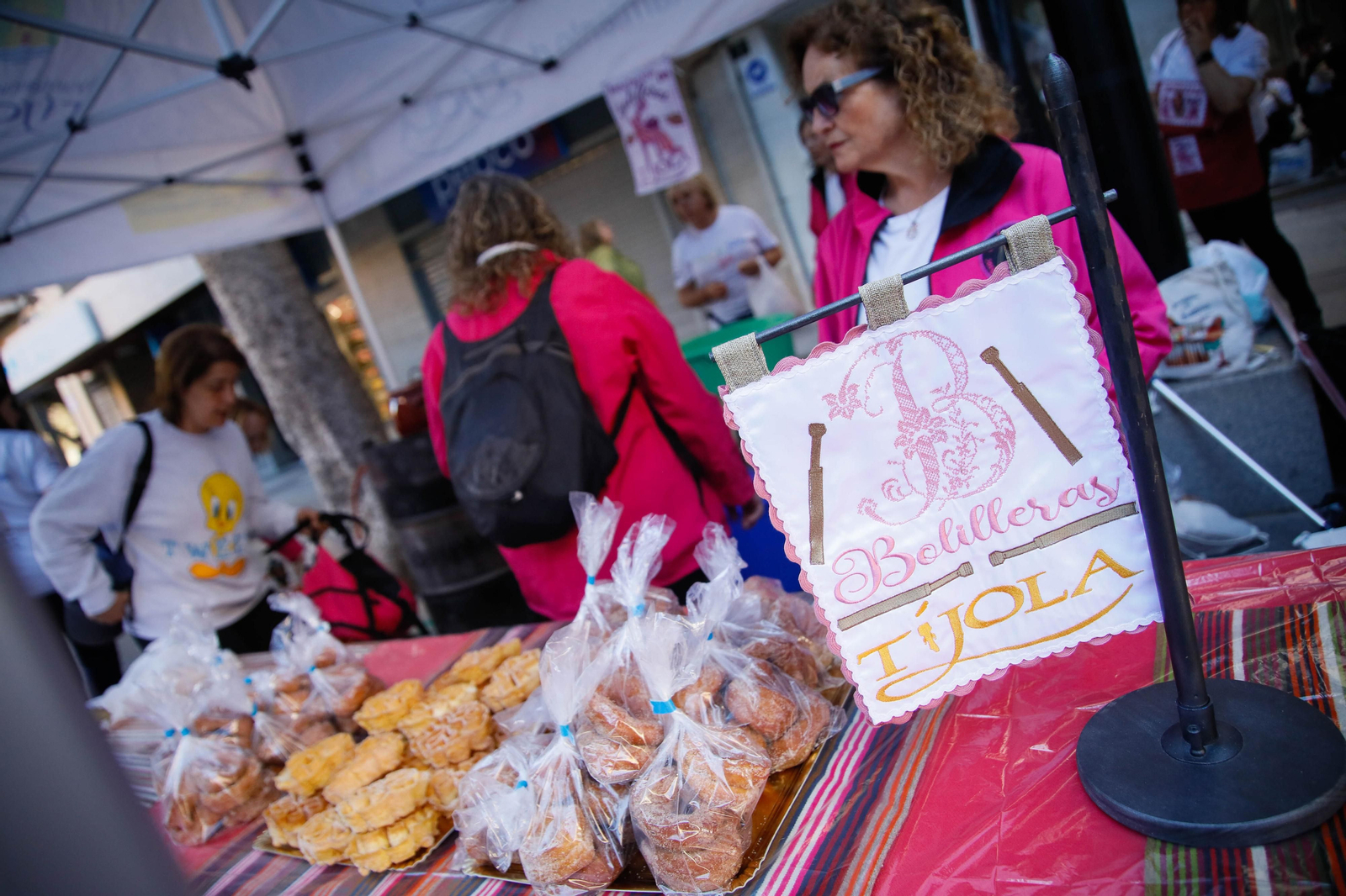 Así es la alfombra de serrín de 60 metros en el Paseo de Almería, en imágenes.