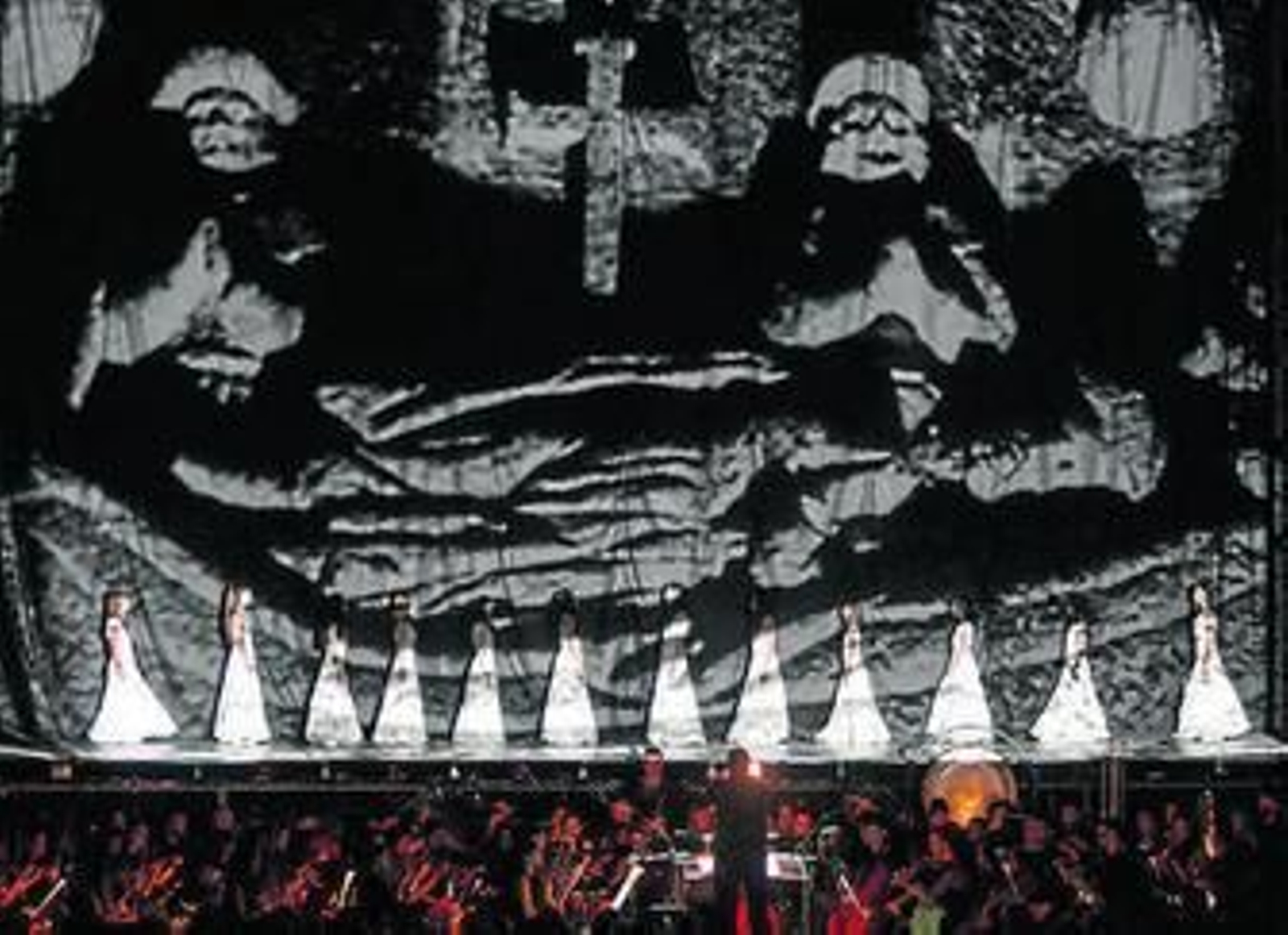 Un clásico renovado.  Las grúas, el interés por los elementos -el fuego, el agua- y las acrobacias son algunos de los rasgos que La Fura dels Baus aplica a esta versión de 'El amor brujo', en la que la compañía de Carlus Padrissa reivindica las figuras del cineasta José Val del Omar y la escritora María Lejárraga.