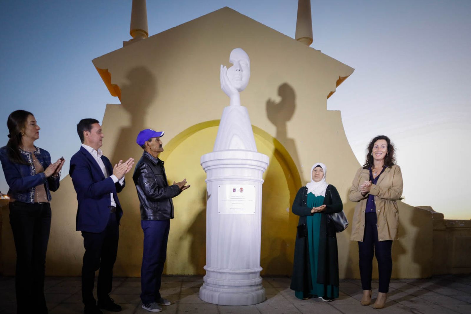 Imágenes del monolito en homenaje a las víctimas de violencia de género