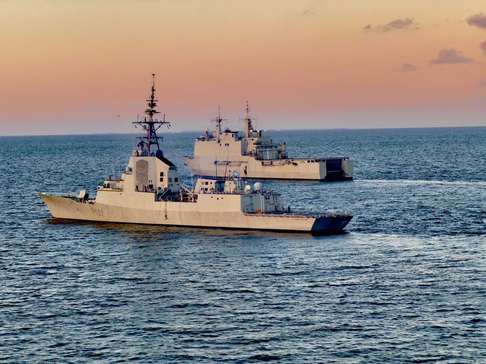 La fragata 'Juan de Borbón' y el buque 'Castilla' en el ejercicio 'Dynamic Guard'.