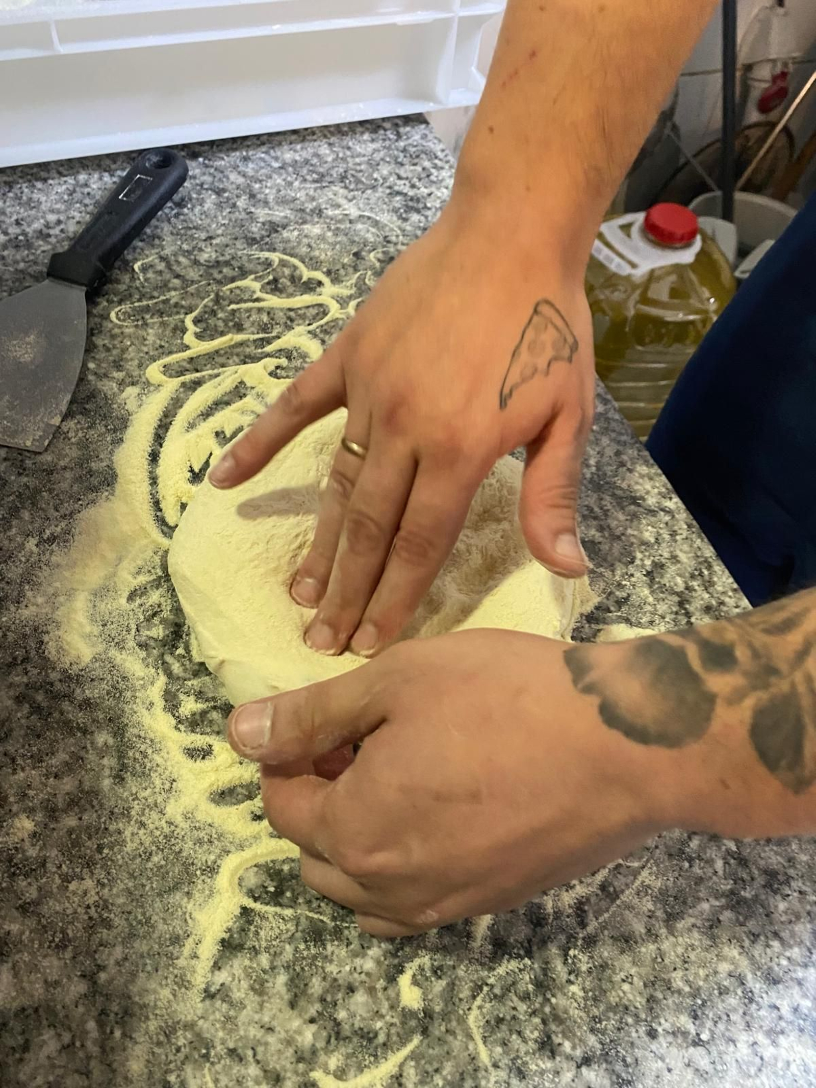 Fernando Cerrillo, amasando.