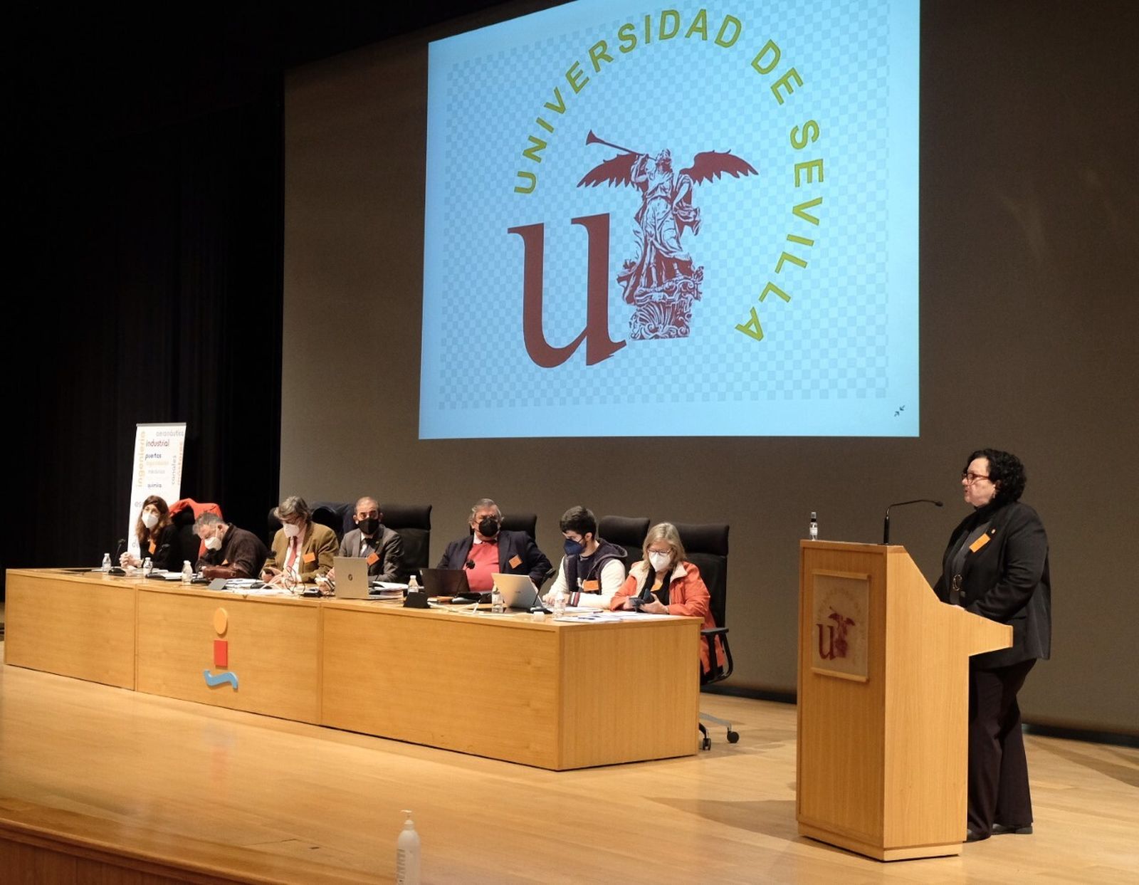 La profesora Mercedes Lomas durante la presentación de su candidatura ante el claustro.
