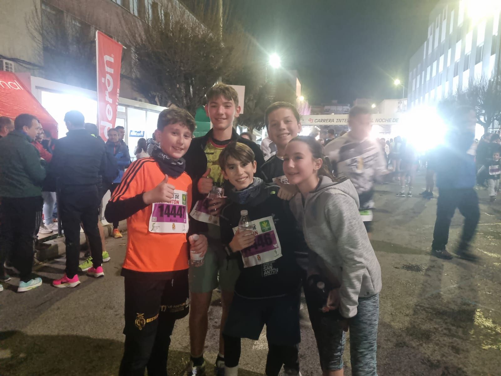 En imágenes: 2.000 atletas brillan con luz propia en la infantil de la Carrera de San Antón 2026