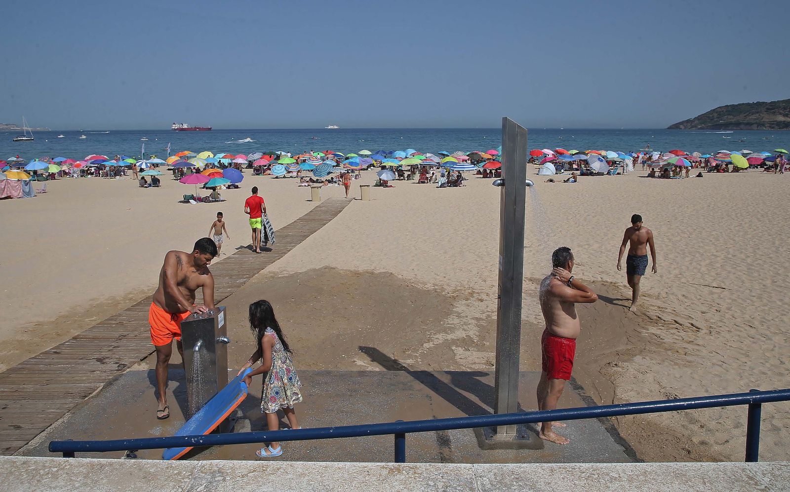 La playa de Getares abarrotada este domingo, en imágenes