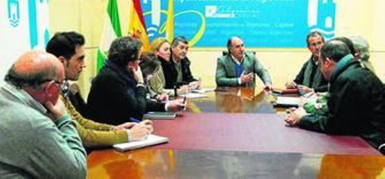 Un instante de la reunión con la comunidad de propietarios del Cortijo Real, ayer en la Sala de Comisiones.
