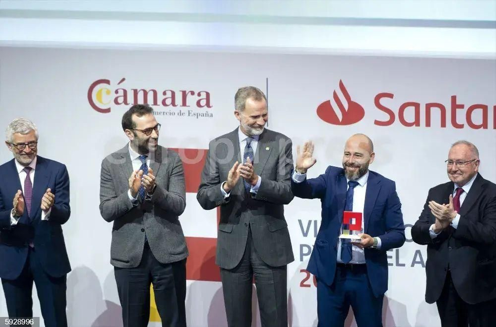 Ángel Llavero celebra el galardón, en presencia del rey Felipe VI, el ministro y el resto de autoridades. Ángel Llavero celebra el galardón, en presencia del rey Felipe VI, el ministro y el resto de autoridades.