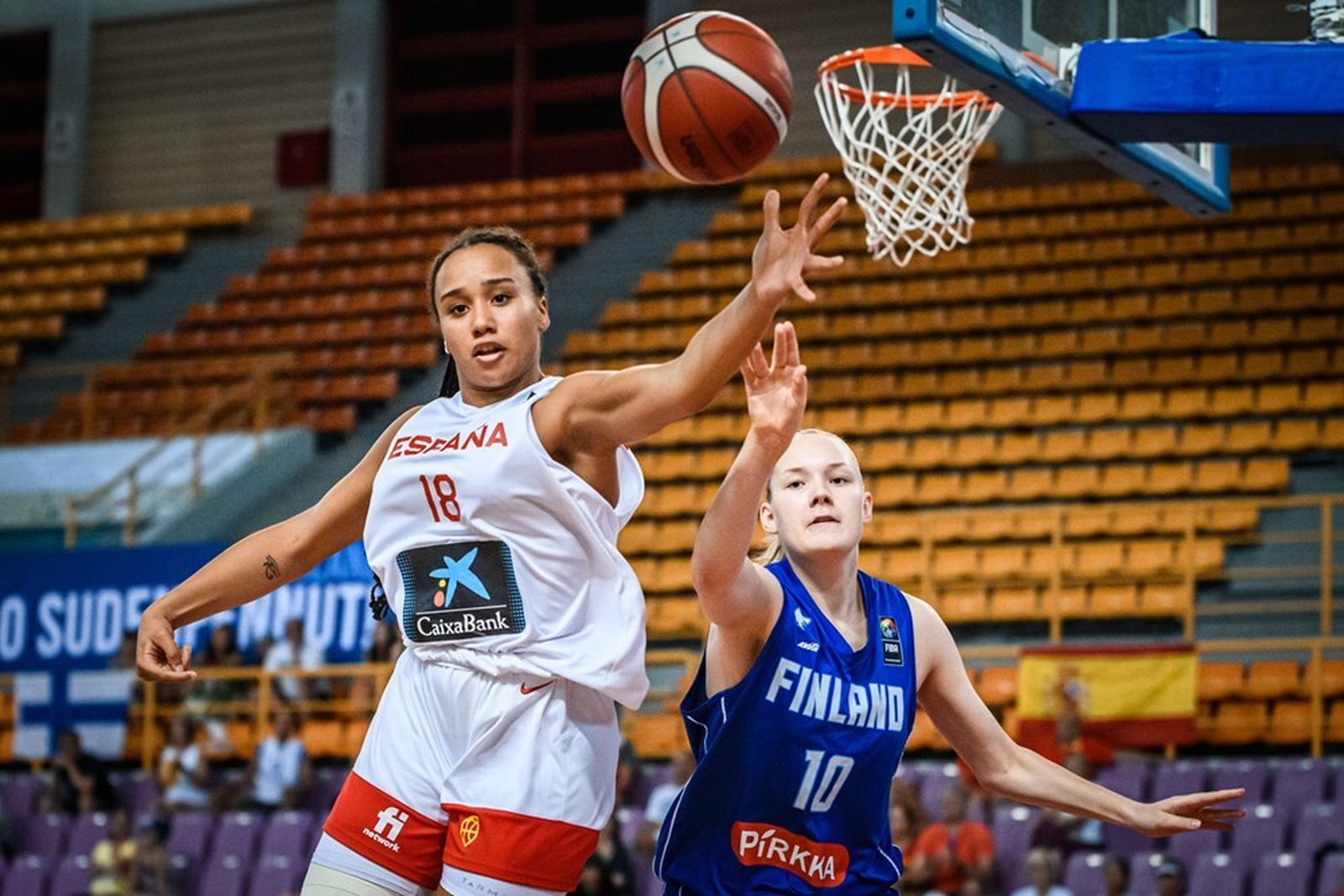 Daniela Abies pelea por un rebote.