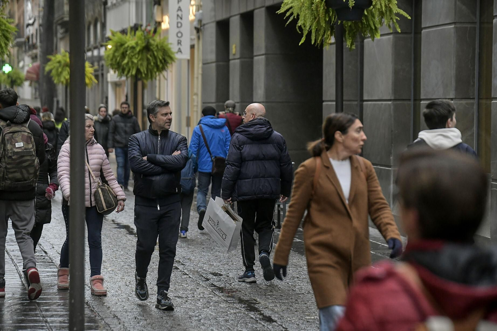 Personas paseando por la calle Mesones de Granada
