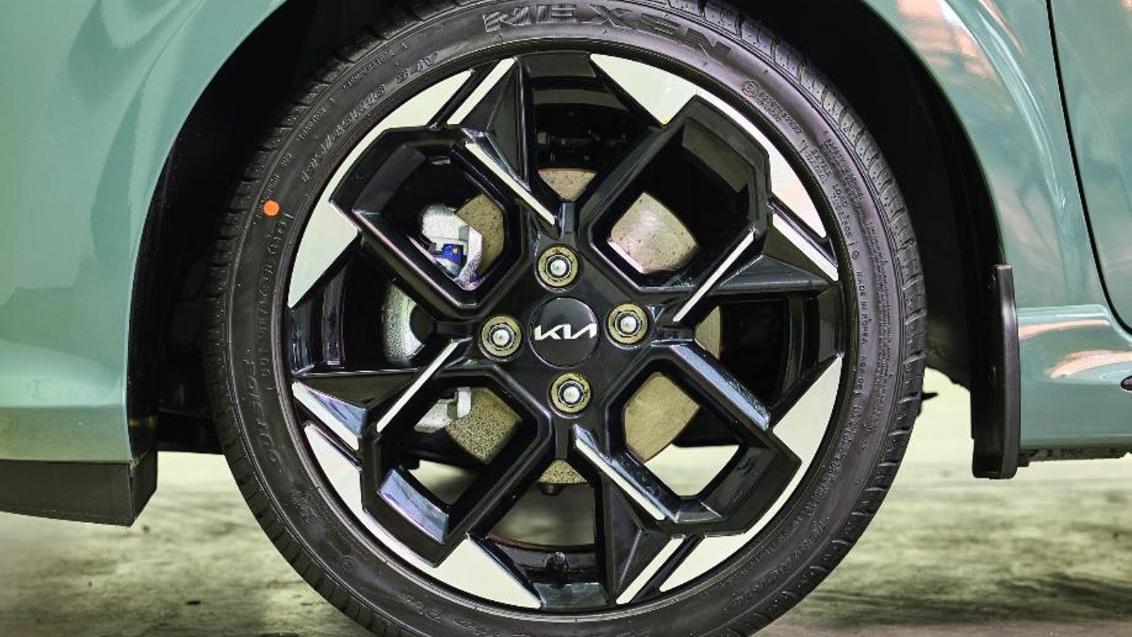 Las llantas de 16" son exclusivamente de serie en el GT-line, aunque unas del mismo tamaño pueden elegirse en opción para los otros dos acabados.