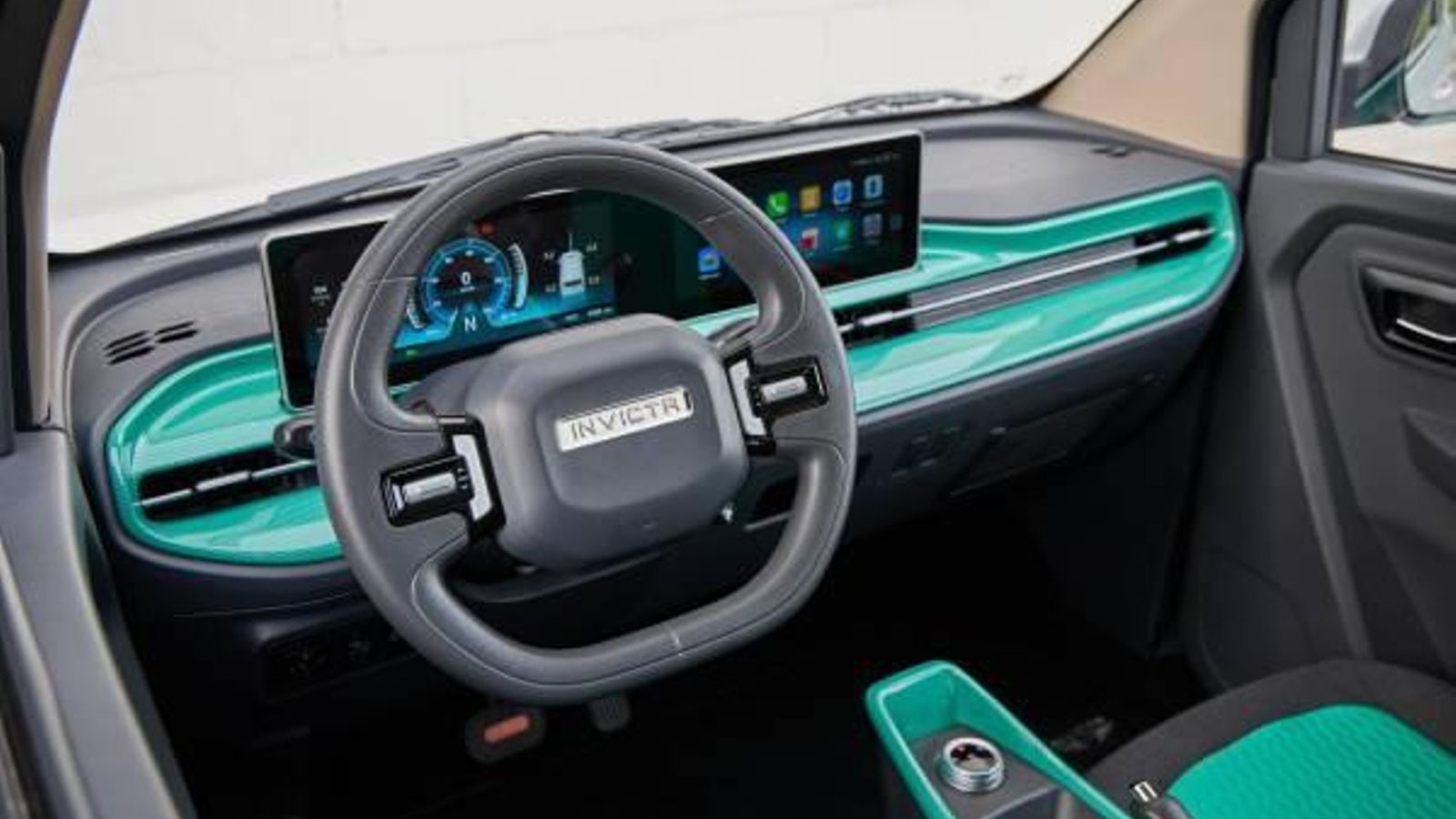 El equipamiento de serie contempla la instrumentación y pantalla central digitales, así como el aire acondicionado, entre otros elementos.